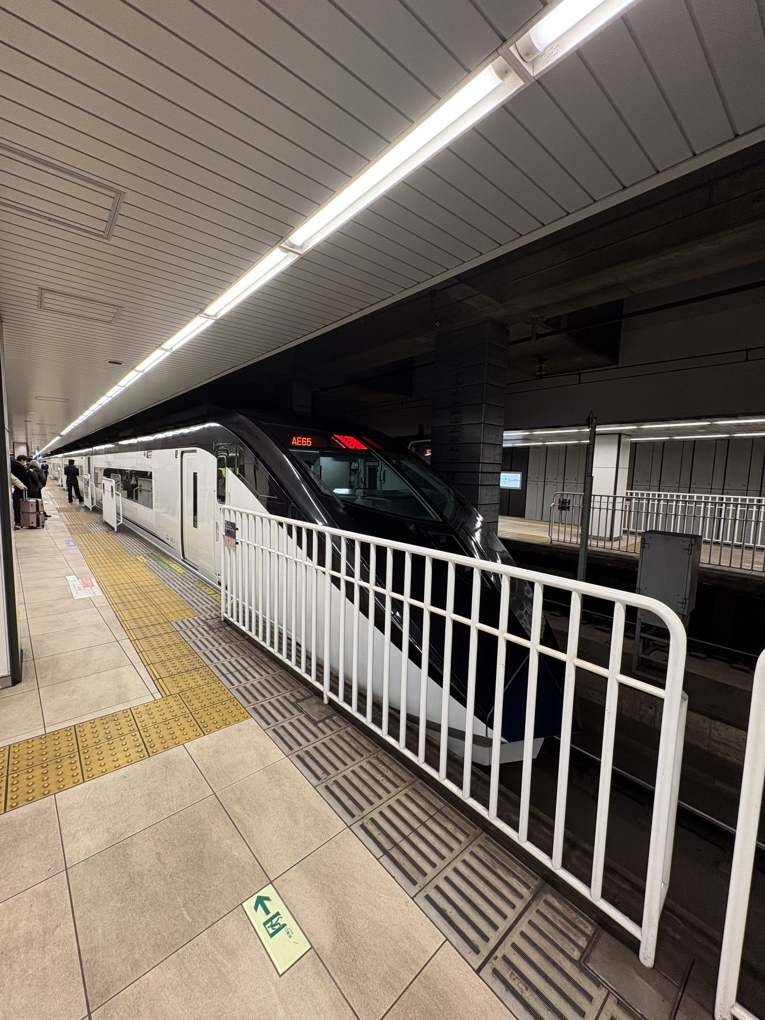 京成電鉄の特急車両を正面付近から撮っている